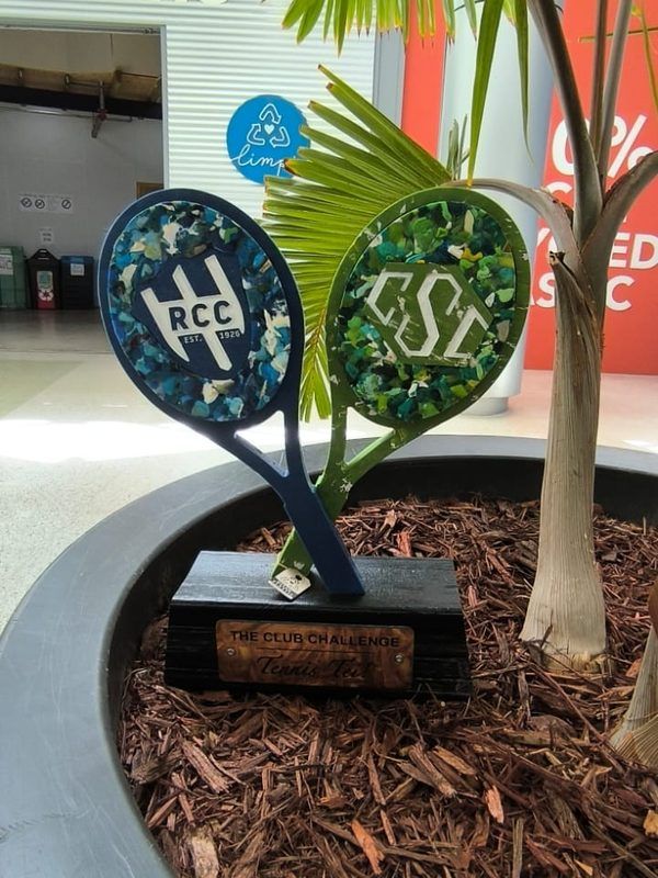 De wisselbeker van The Club Challenge, twee rackets van gerecycled plastic
