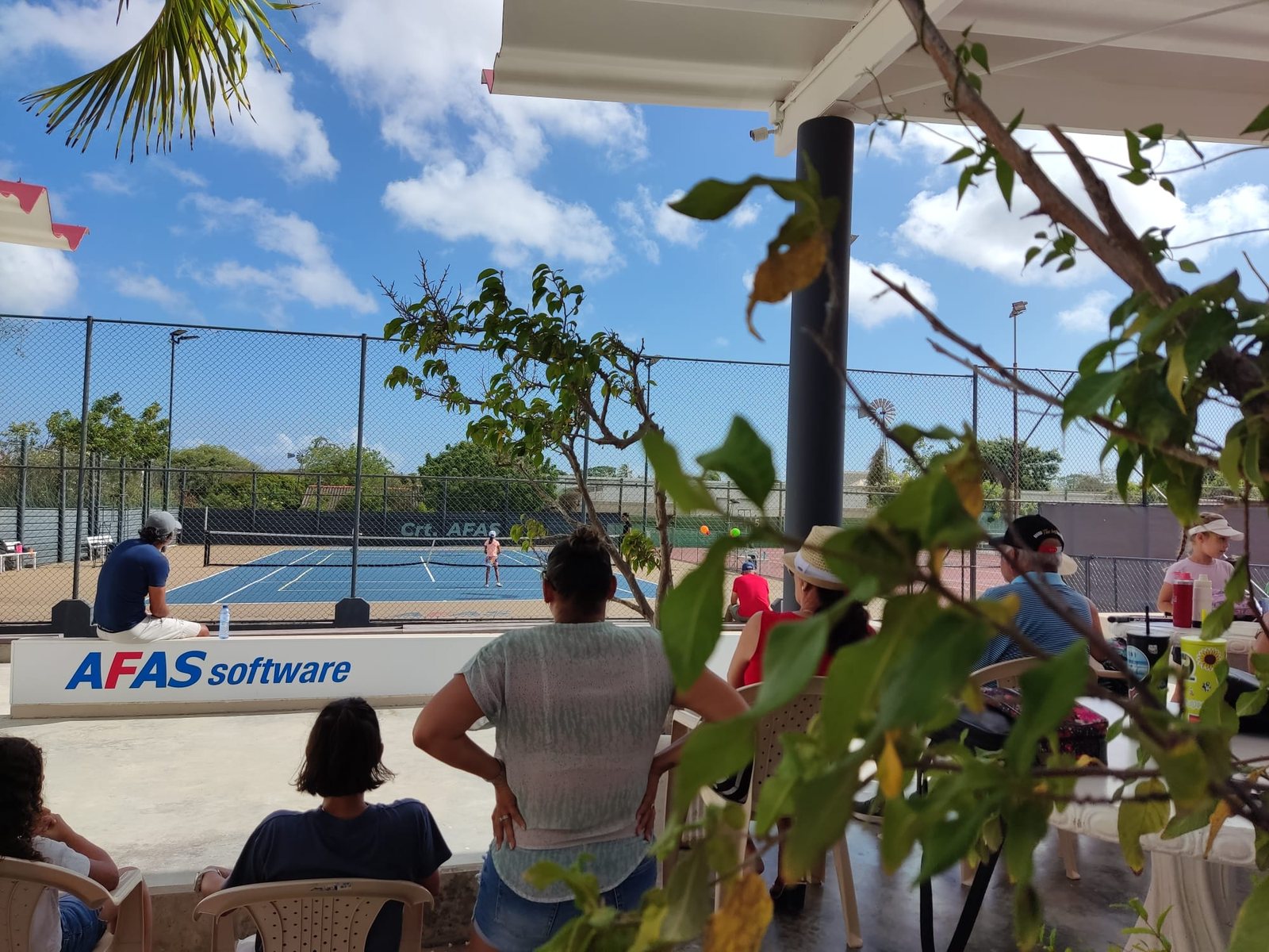 Uitzicht op de banen van Racing Club Curaçao vanaf het clubhuis