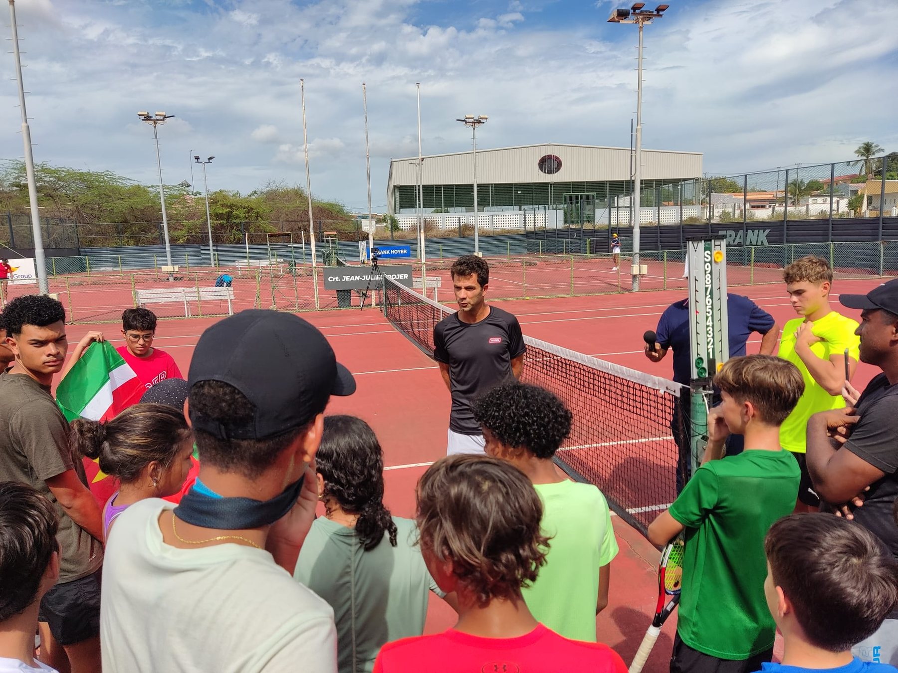 Clinic voor de jeugd op baan Jean-Julien Rojer