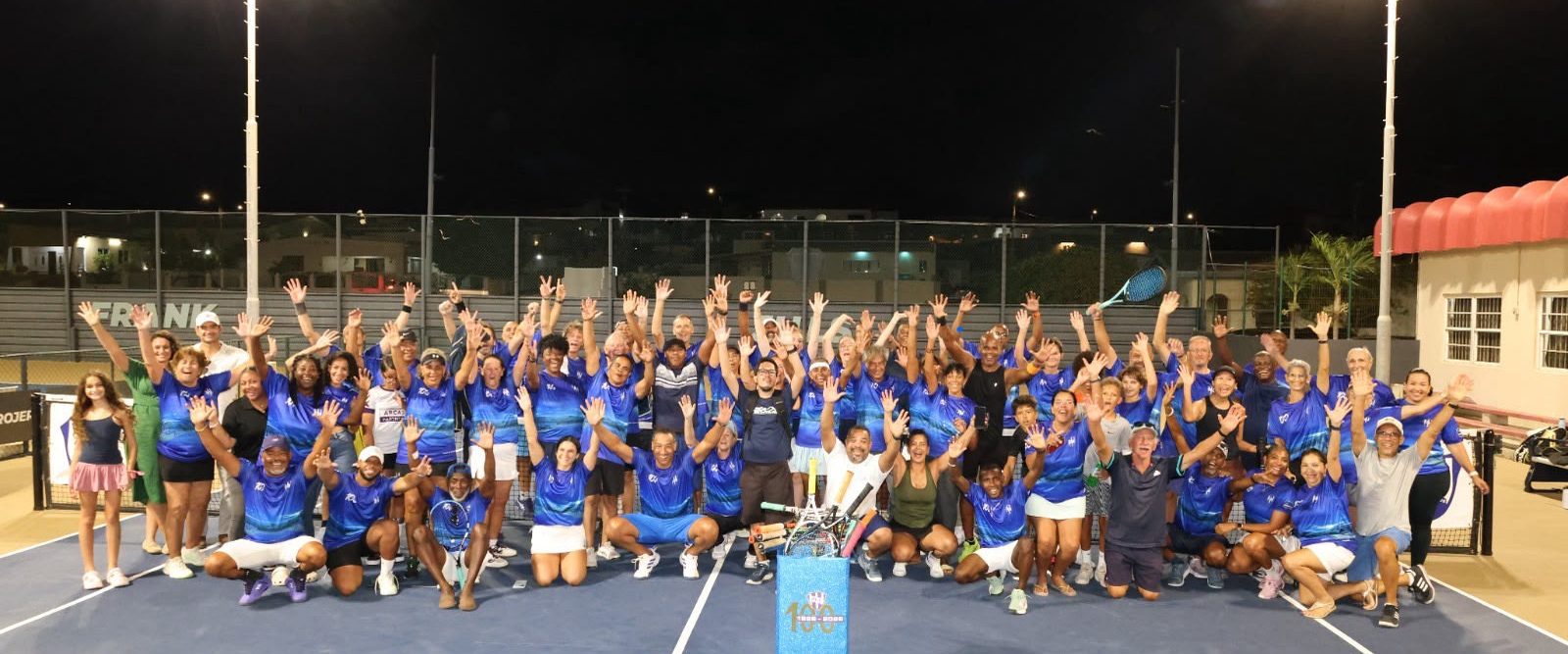 Leden van Racing Club Curaçao samen op de baan tijdens het eeuwfeestjaar. Foto: Ramses van Col
