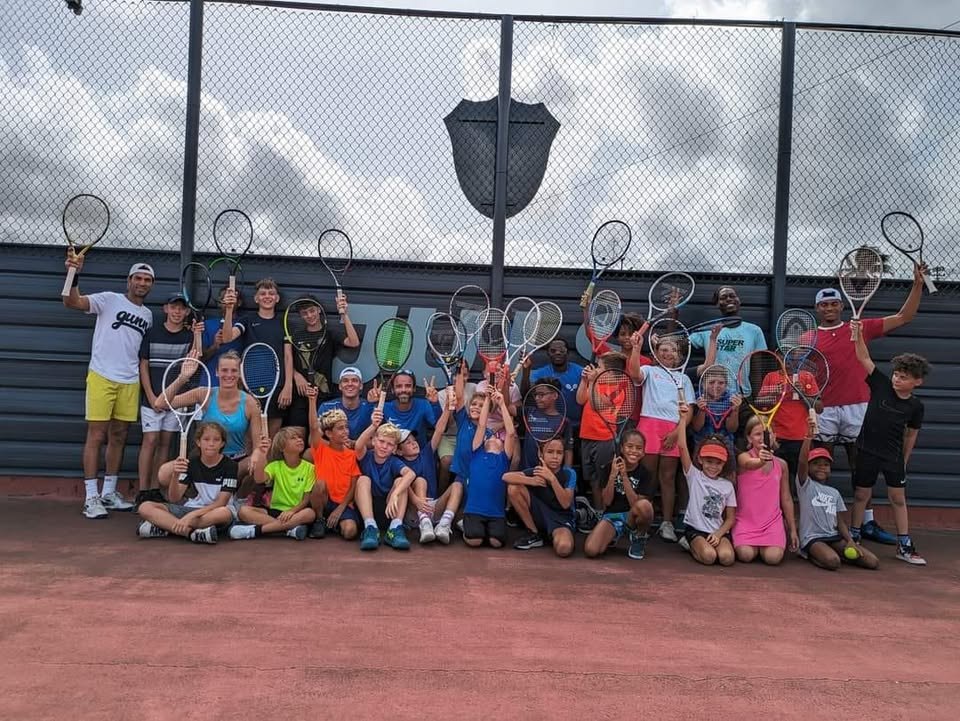 Jeugdspelers van RCC met hun rackets omhoog