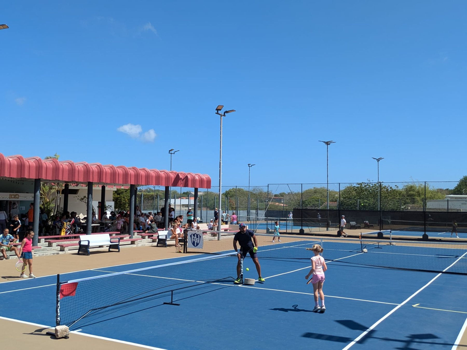 Jeugdclinic op de banen van Racing Club Curaçao